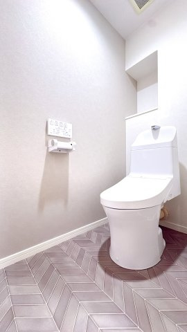 温水洗浄機能付きのトイレになります♪