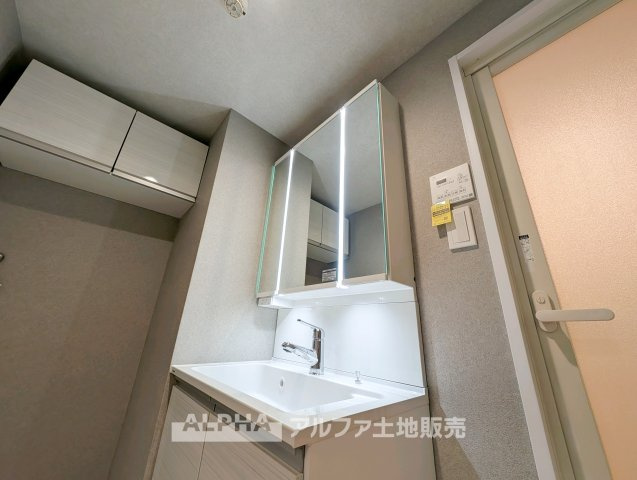 独立洗面台、小物を置くことができて便利です
