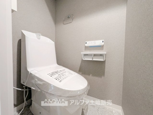 落ち着いた色調のトイレです