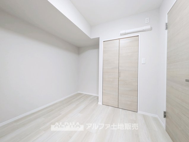 コンパクトで使いやすい洋室です