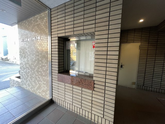 管理人室もあり、防犯面でも安心のエントランス。