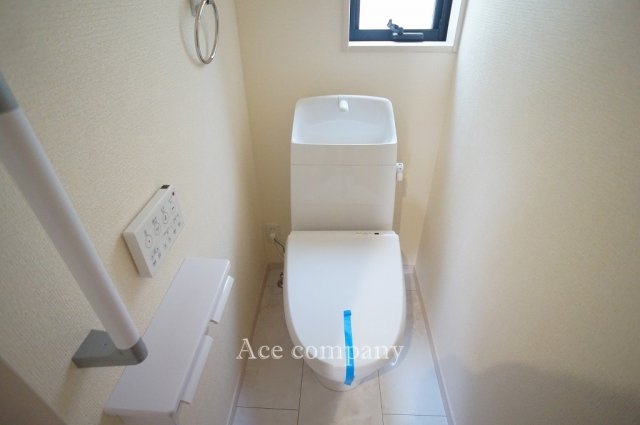 トイレは1階と2階の各階に完備♪ともに同形状のシャワートイレです☆