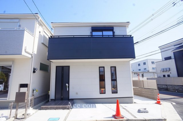 玄関人感センサー照明付きです☆