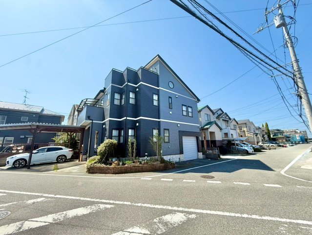 吉川美南駅まで徒歩11分圏内です。平成18年3月築で4LDK+ロフトが2か所ついてます。カースペース2台分あり150？を超える敷地面積です。是非現地ご覧ください♪