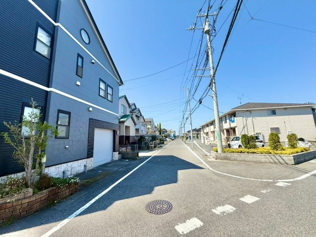 吉川美南駅まで徒歩11分圏内です。平成18年3月築で4LDK+ロフトが2か所ついてます。カースペース2台分あり150？を超える敷地面積です。是非現地ご覧ください♪