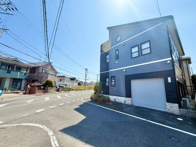 吉川美南駅まで徒歩11分圏内です。平成18年3月築で4LDK+ロフトが2か所ついてます。カースペース2台分あり150？を超える敷地面積です。是非現地ご覧ください♪