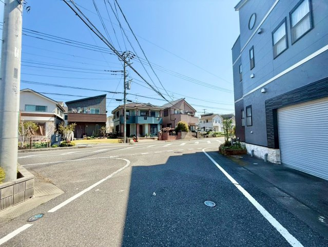 吉川美南駅まで徒歩11分圏内です。平成18年3月築で4LDK+ロフトが2か所ついてます。カースペース2台分あり150？を超える敷地面積です。是非現地ご覧ください♪