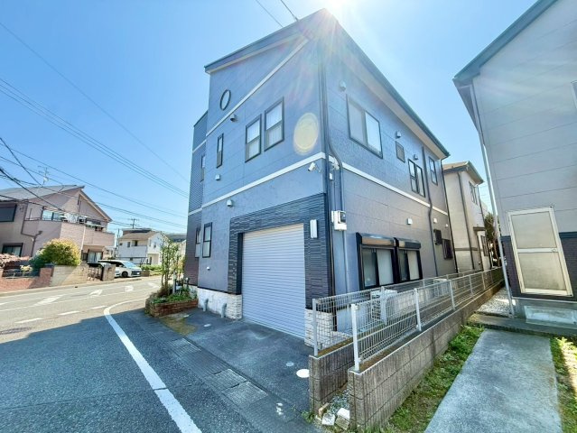 吉川美南駅まで徒歩11分圏内です。平成18年3月築で4LDK+ロフトが2か所ついてます。カースペース2台分あり150？を超える敷地面積です。是非現地ご覧ください♪