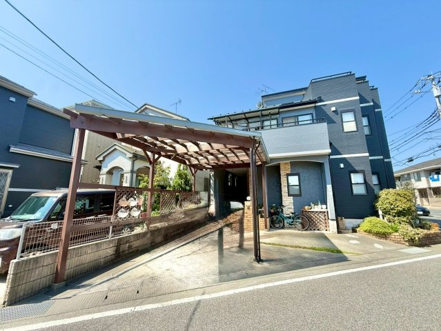 吉川美南駅まで徒歩11分圏内です。平成18年3月築で4LDK+ロフトが2か所ついてます。カースペース2台分あり150？を超える敷地面積です。是非現地ご覧ください♪