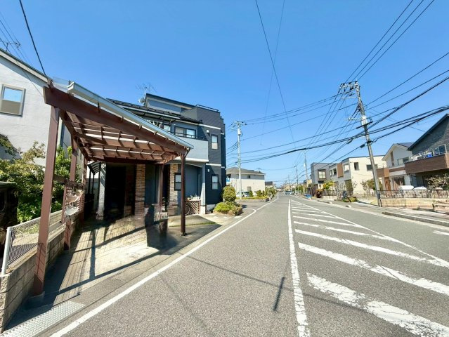 吉川美南駅まで徒歩11分圏内です。平成18年3月築で4LDK+ロフトが2か所ついてます。カースペース2台分あり150？を超える敷地面積です。是非現地ご覧ください♪