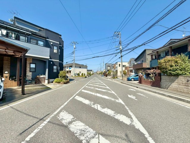 吉川美南駅まで徒歩11分圏内です。平成18年3月築で4LDK+ロフトが2か所ついてます。カースペース2台分あり150？を超える敷地面積です。是非現地ご覧ください♪