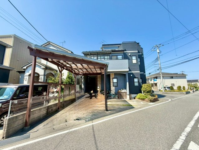 吉川美南駅まで徒歩11分圏内です。平成18年3月築で4LDK+ロフトが2か所ついてます。カースペース2台分あり150？を超える敷地面積です。是非現地ご覧ください♪