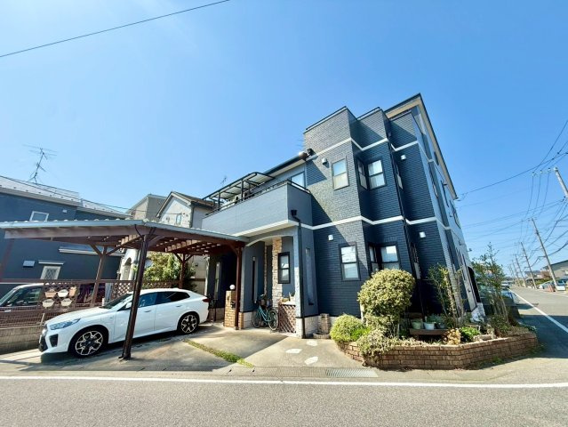 吉川美南駅まで徒歩11分圏内です。平成18年3月築で4LDK+ロフトが2か所ついてます。カースペース2台分あり150？を超える敷地面積です。是非現地ご覧ください♪