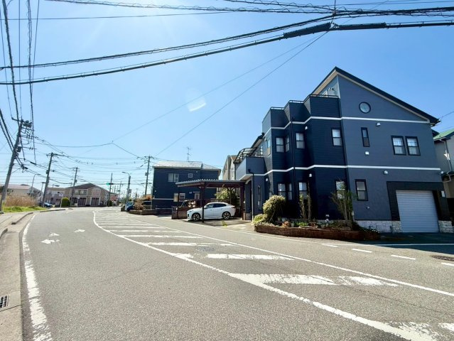 吉川美南駅まで徒歩11分圏内です。平成18年3月築で4LDK+ロフトが2か所ついてます。カースペース2台分あり150？を超える敷地面積です。是非現地ご覧ください♪