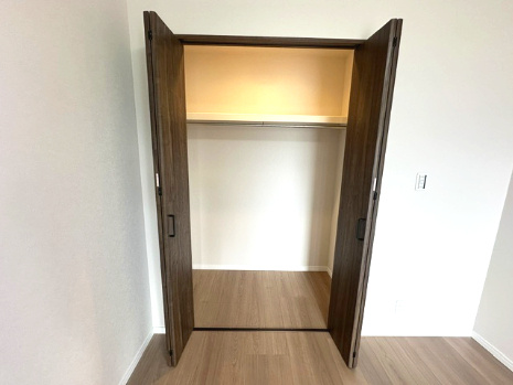 5.5帖洋室のクローゼット！奥行きもあるので、収納ボックスをそのまま中へ入れることも可能です。