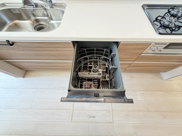 後片付けの時間をぐっと短縮できる食洗機つき。