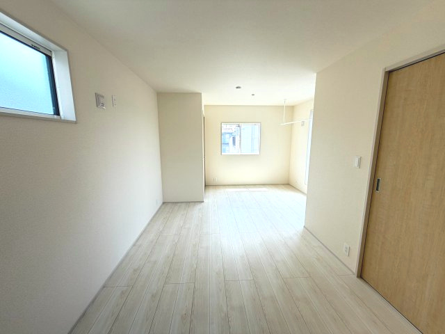 洋室10.5帖・収納の確保された住空間で、生活感を抑えてすっきりとした印象に。