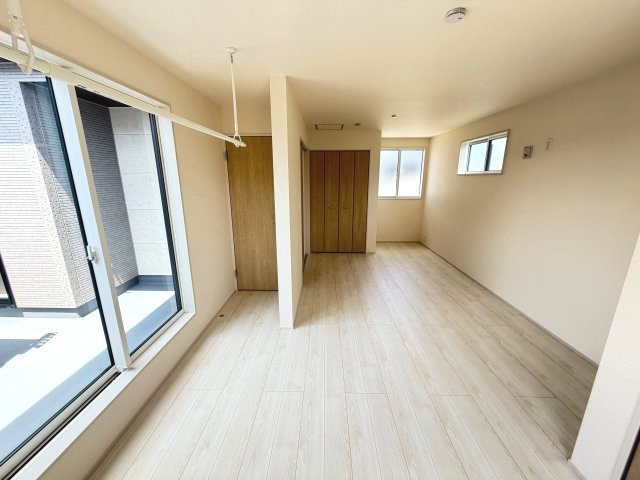 洋室10.5帖・収納の確保された住空間で、生活感を抑えてすっきりとした印象に。