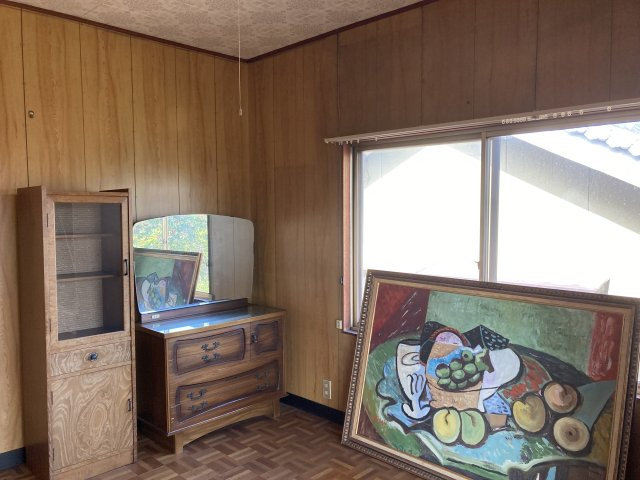 木のぬくもりを感じる洋室は、古民家風の落ち着いた雰囲気が魅力。大きな窓から光が入り、明るく開放的な空間です。既存の家具とも調和しやすく、趣ある住まいを楽しめます。収納スペースもしっかり確保。