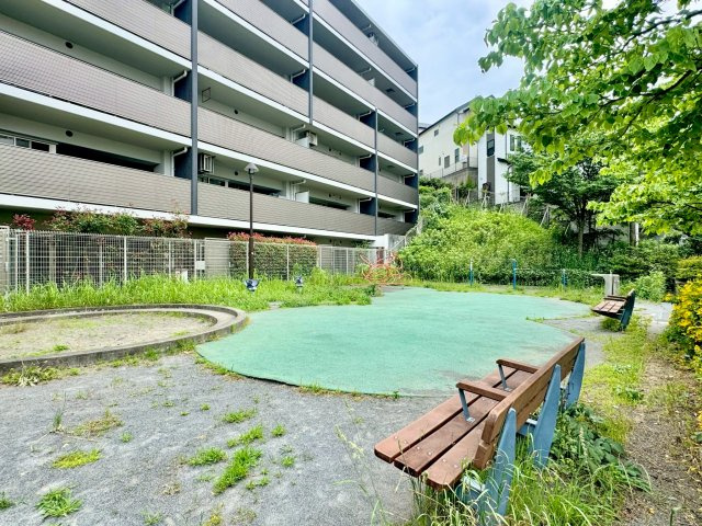隣接公園