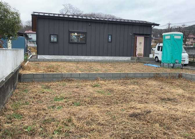 土地の面積＝住宅面積ではありません。建ぺい率の問題などで、土地のある場所によって住宅を建てられる面積は限られています。高さもしかり、「土地」という言葉の中には、建築条件も含まれると考えておきましょう。