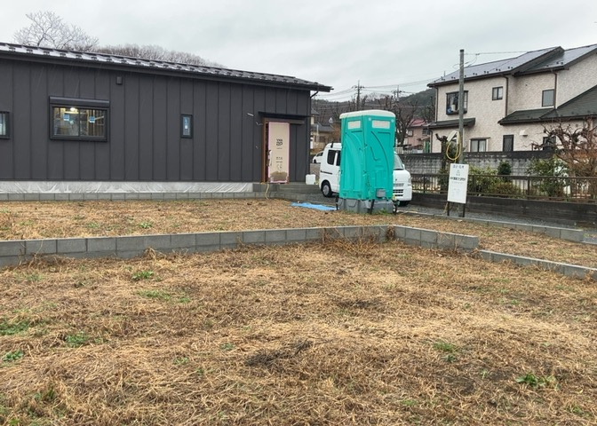 家を建てる場合、方位は要チェックです。現実的に日当たりのよい家ならばリビングは南側、建築基準法でも北側に当たる家への配慮は求められています。土地を見学に行く際は、方位磁針を持って行くようにしましょう。