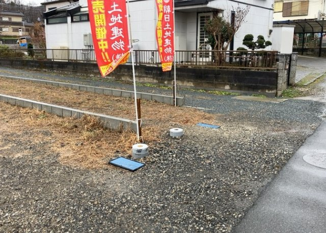 土地を買う際、住む地域の自治体や福祉の補助制度にも注目してみましょう。子供や老人の医療補助やゴミ出しのルールなど、自治体によってルールに大きな違いがあるため、暮らしやすい土地で判断するとよいでしょう。