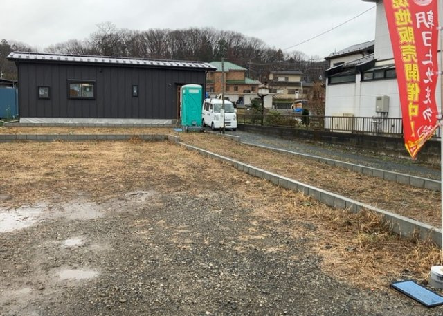 土地の前の道路に消火栓が設置されていることがあります。この場合、道路交通法第45条第1項により、駐車禁止の場所が指定されています。そのため、車庫などの駐車スペースをつくることができない場合があります。