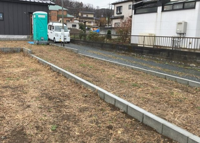土地購入を検討されている場合、境界杭がない状態で購入してしまうと境界確定測量をする必要があり、費用がかかります。購入の前に、売主、隣土地所有者立ち合いのもと境界を確定し境界杭を設置するのがベストです。