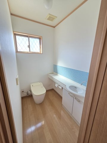 トイレは広々1.5帖！タンクレストイレなので見た目もスッキリ♪