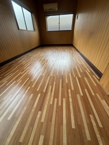 2階洋室約6帖：こちらも窓が3個有り日当たり通風良好