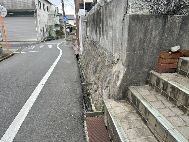 上物有、現況渡しとなります。整形地なので、間取が考えやすいですよ。建築条件なしなので、自由な設計で理想の住まいを建てることができます。どのような家を建てるか今からワクワクしませんか。