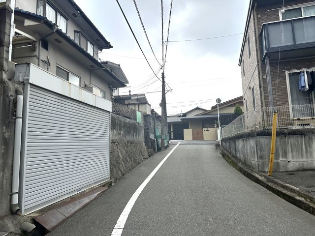 駐車は1台可。堀車庫となっています。休日にご家族揃ってご見学はいかがでしょうか♪実際の現地を見てみると図面などではわからない、新たな発見もありますのでまずはお気軽にお問い合わせください♪