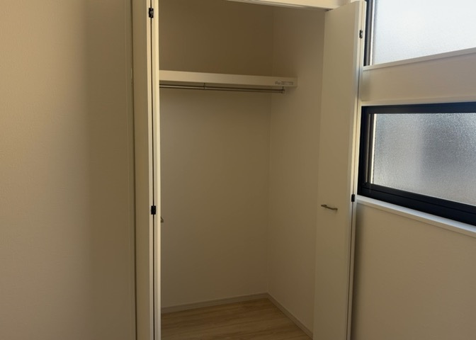 デザイン性を重視しすぎて収納が少なかった！なんてことにならないため、事前に現地で収納の数を確認しておくことをお勧めします。クローゼット以外にも床下収納や屋根裏収納、パントリーなどもチェックしましょう。