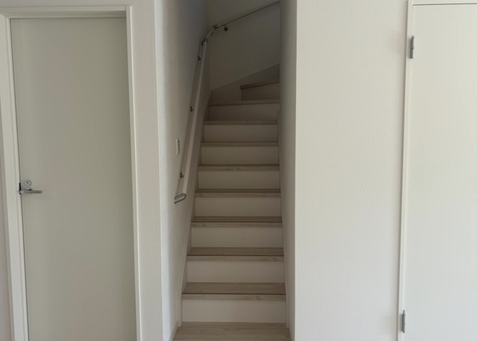 建物の上下階の通路である階段は、その位置によって動線や室内の印象が大きく左右されます。手摺にも重要な役割があり、転倒の防止・歩行や動作を円滑にして日常生活を支えることを主な目的として設置されています。