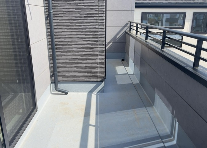 バルコニーは、室外の専用スペースのうち、「屋根がなく開放された空間」であるものを指します。ベランダより広いタイプのものが多く、日当たりもよいため家庭菜園などを楽しみたい人にとって適した環境となります。