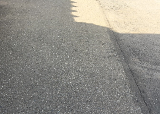 住宅用の土地では前面道路に2m以上接していなければならないと法律で定められています。しかし、お持ちの車のサイズやライフスタイルなどにより、2mでは利便が悪い場合もございますので、事前に確認しましょう。
