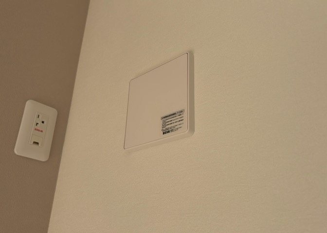 1日中建物内の換気が行われるように設計された仕組みです。気密性の高い住宅は、家に籠った空気でシックハウス症候群になる可能性がありますが、24時間換気システムであれば計画的な換気で対策が可能です。