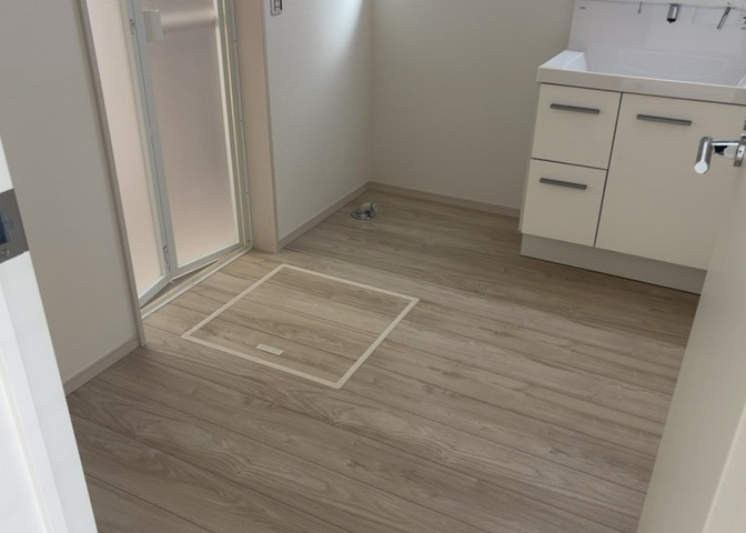 多くの戸建て住宅で見かける洗面脱衣所は、洗面台と洗濯機が2畳ほどのスペースに並べられていて、洗面所が脱衣所を兼ね備えている間取りが一般的です。お客様が利用することもある、パブリックな空間でもあります。