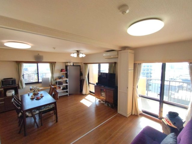 最上階角部屋の2面採光なのでとても明るく開放感があります。