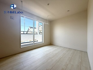 ●洋室●　大きな窓から陽光が差し込む、明るく開放的な洋室♪
