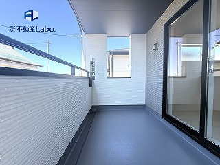 ●バルコニー●　可動式の物干し金物が付いており、使用しない際は収納できます♪お洗濯には十分なスペース♪