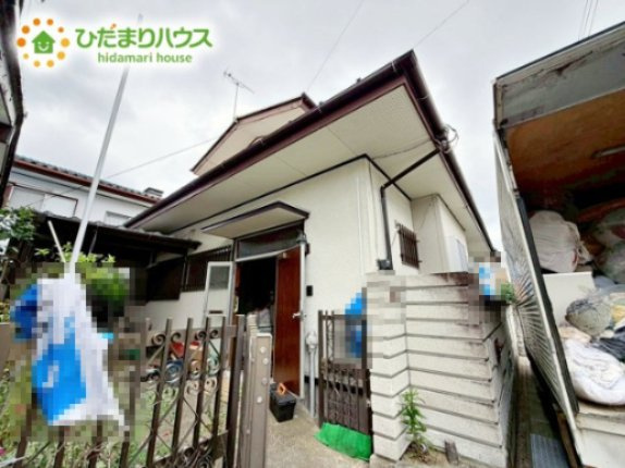 白を基調とした明るい印象を受ける外観です！