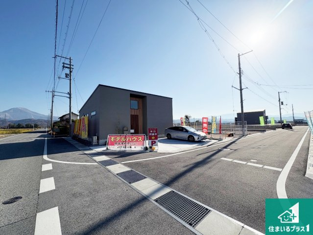 周辺は閑静な住宅街！前面道路広々で車の出し入れも便利です。駐車が苦手な方でも安心して車庫入れできます！