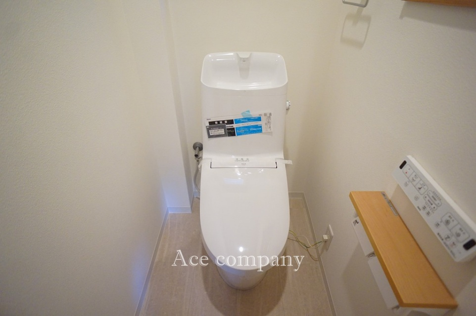 トイレは1階と2階の2ヶ所に完備♪ともに同仕様のシャワートイレ新調です☆