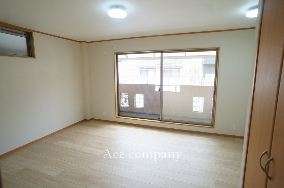 【3階：広々洋室10帖！】バルコニーに面したお部屋です☆