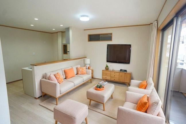 【LDK：約13.5帖】クロス貼替え、床材上張り、水廻り設備一新、ダウンライト新設、ハウスクリーニング済みです☆　※AI生成による家具配置イメージ画像です。