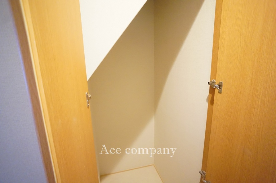 1階、廊下にある階段下収納です♪
