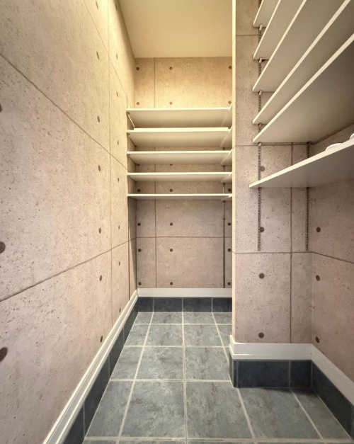【2階：洋室9.54帖】生活スタイルで変更可能、2ドア1ルーム♪間仕切り使用で2つの部屋に分割できます♪ドア・収納（CL）2ヶ所に完備です♪
