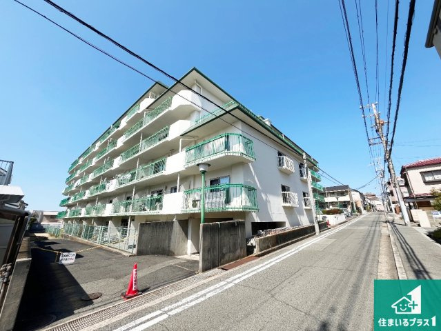 周辺は閑静な住宅街！前面道路広々で車の出し入れも便利です。駐車が苦手な方でも安心して車庫入れできます！